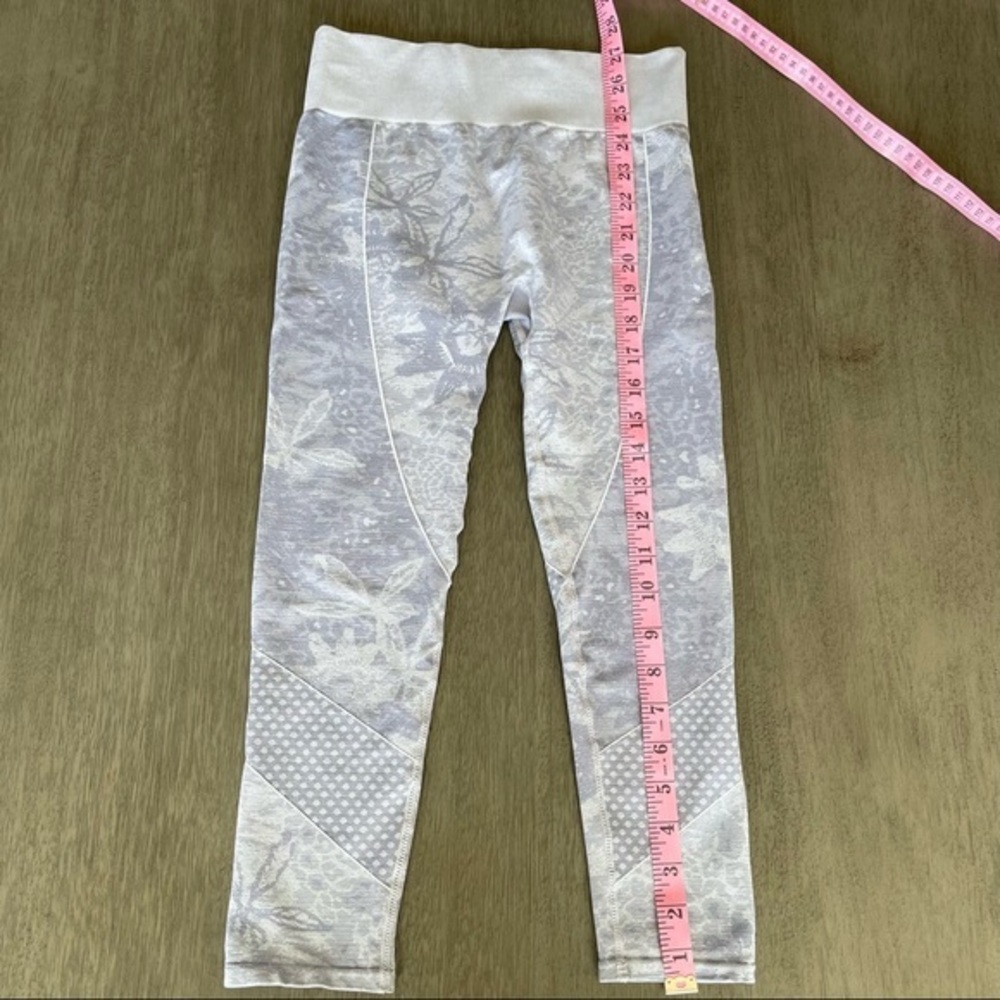 Fabletics Purple Lilac Cropped Compression Leggin… - image 7